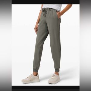 Lululemon On the Fly Jogger 28" *Woven - Grey Sage - 6